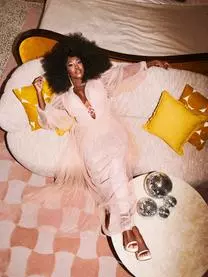 ICONS By Westwing Collection Runder Couchtisch Antigua Mit Glasplatte In Marmor-Optik Von Motsi Mabuse 5 ICONS By Westwing Collection Runder Couchtisch Antigua Mit Glasplatte In Marmor-Optik Von Motsi Mabuse – Bild 3